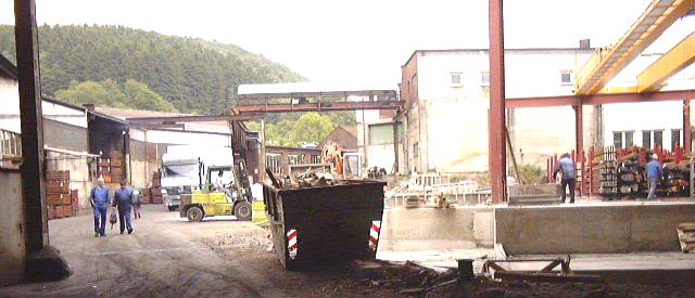 Alte und neue Krananlage in Betrieb